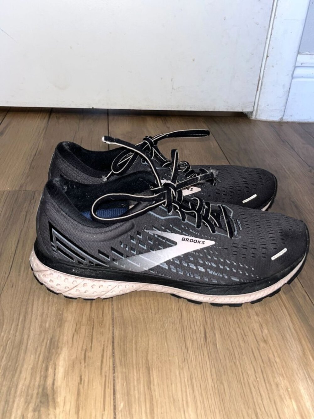 Brooks Ghost 13 Womens Running Shoes Black & White Size 9.5 Wide